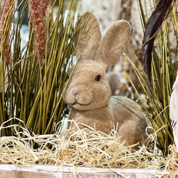 Deko Hase sitzend, Osterhase braun beflockt, 14x23cm, Kunststoff